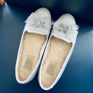 UGG Girls Silver Bow Slip On Dress Sparkle - sz 4